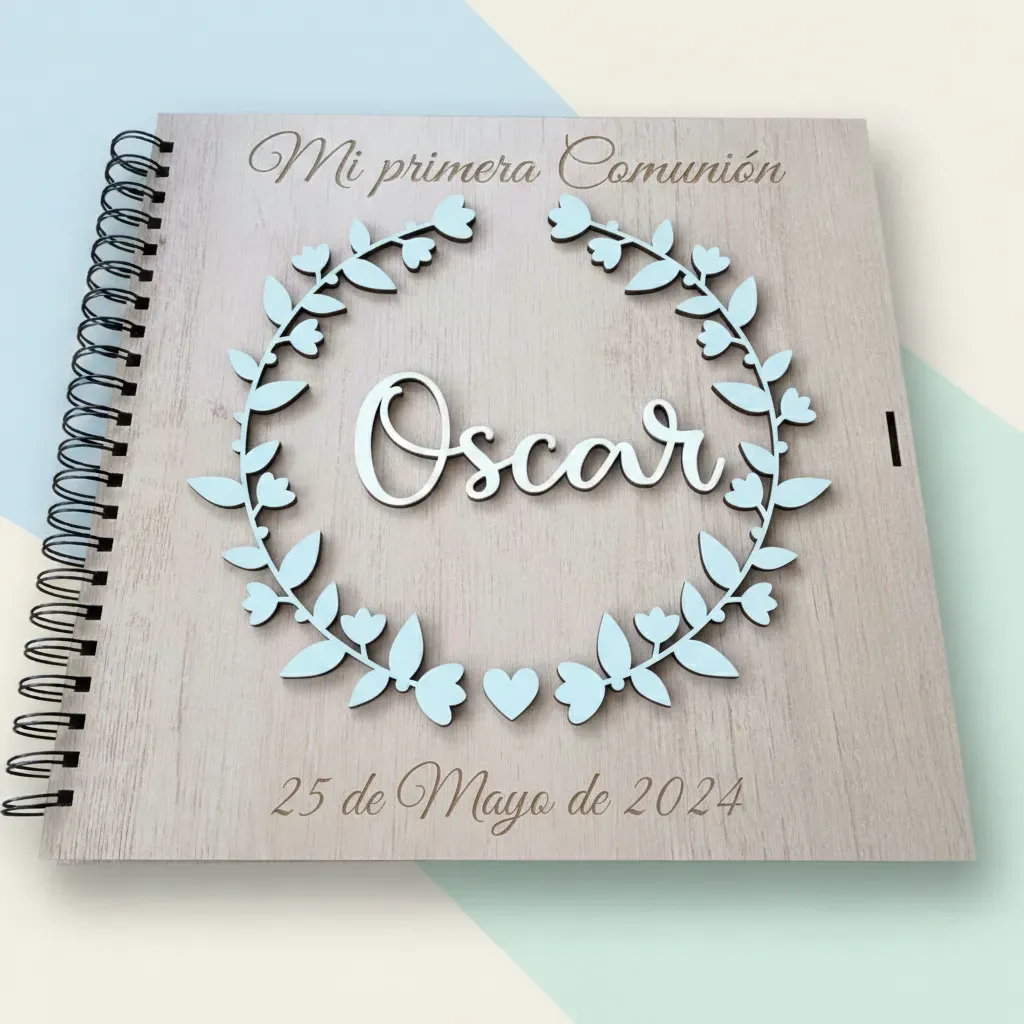 Libro de firmas de comunión con nombre en relieve