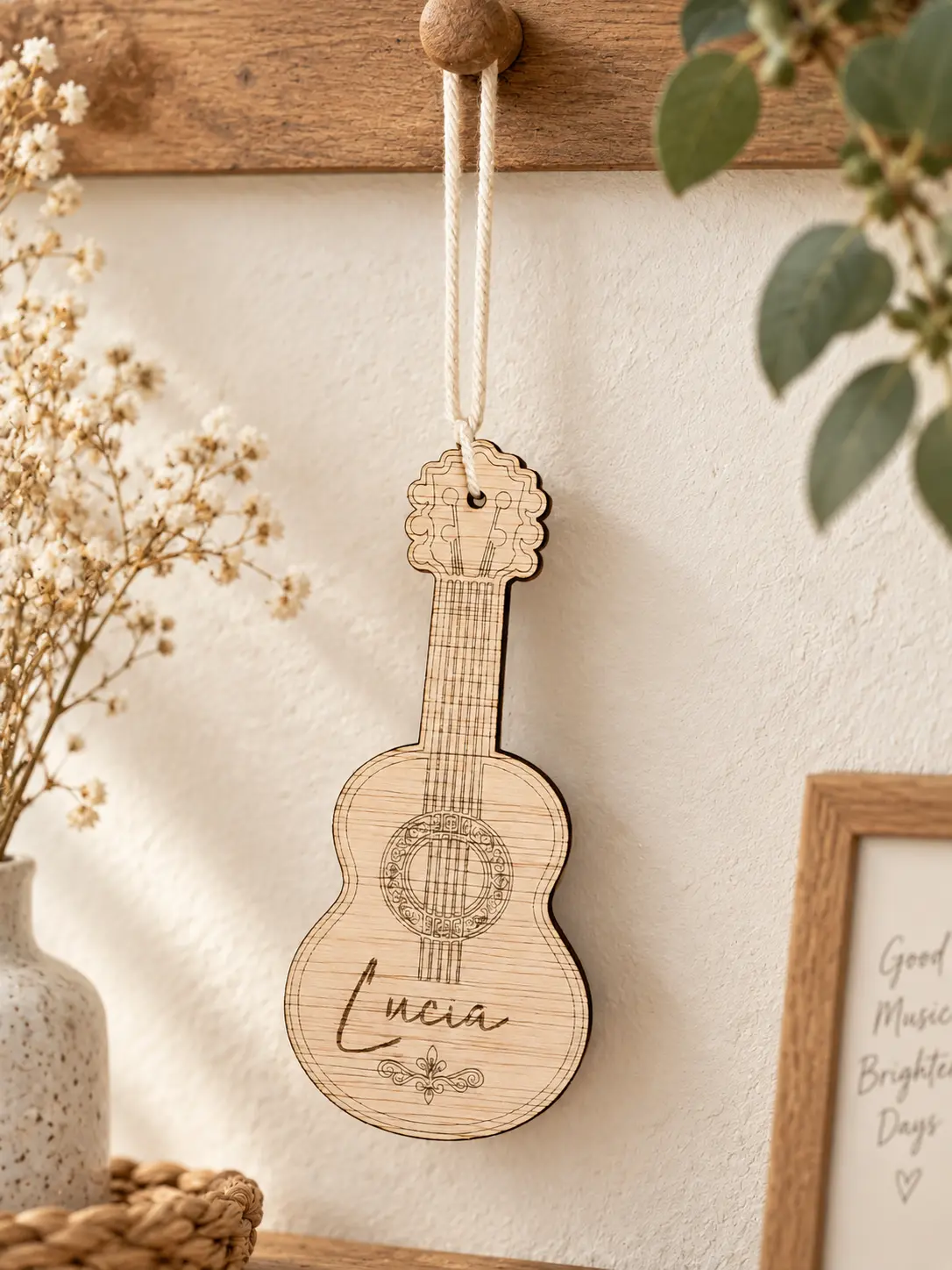 Guitarra de madera personalizada con cordón