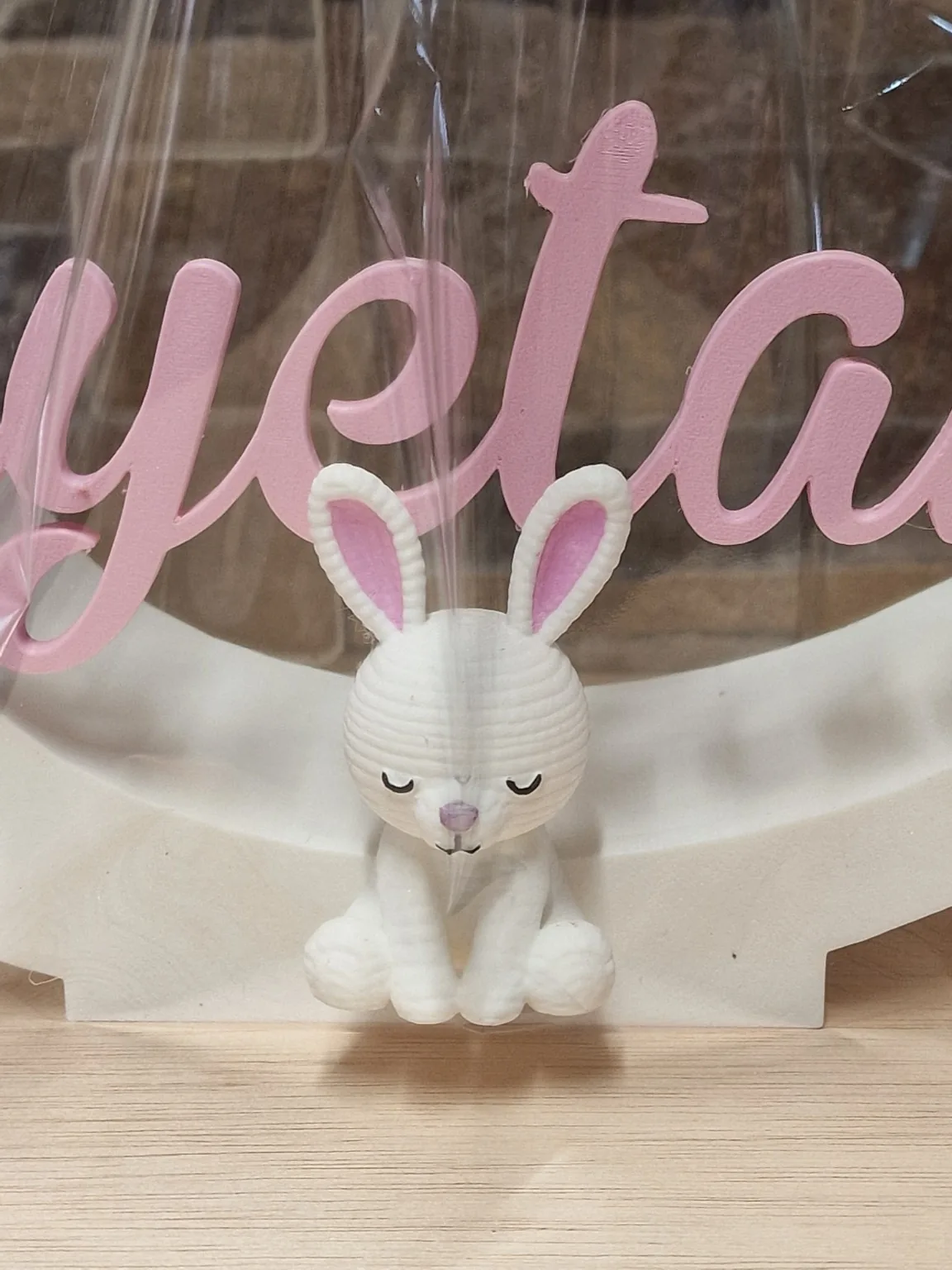 Detalle del conejo blanco con orejas rosas en la letra personalizada de Cayetana