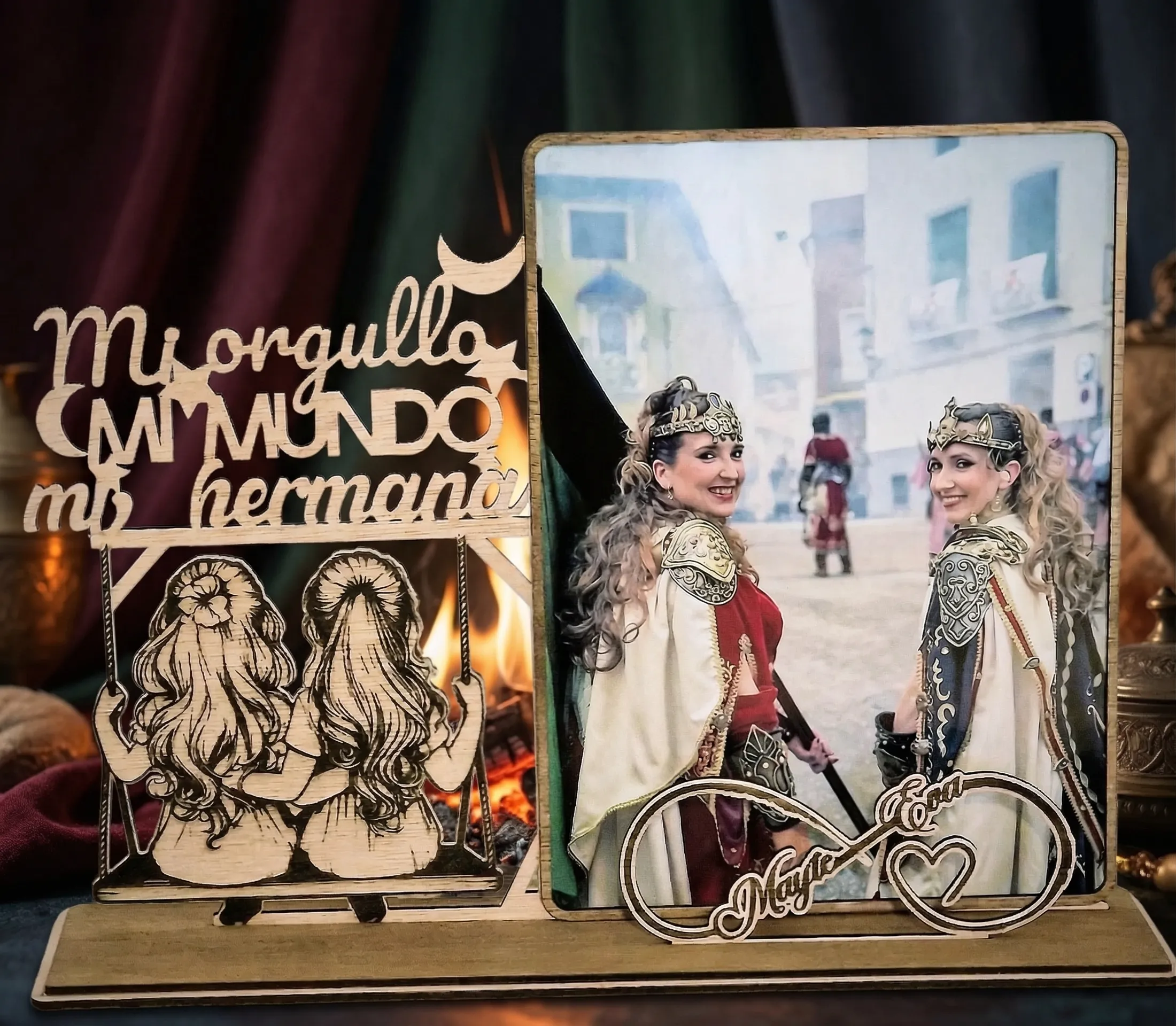 Recuerdo festero de madera con elementos personalizados para dos hermanas