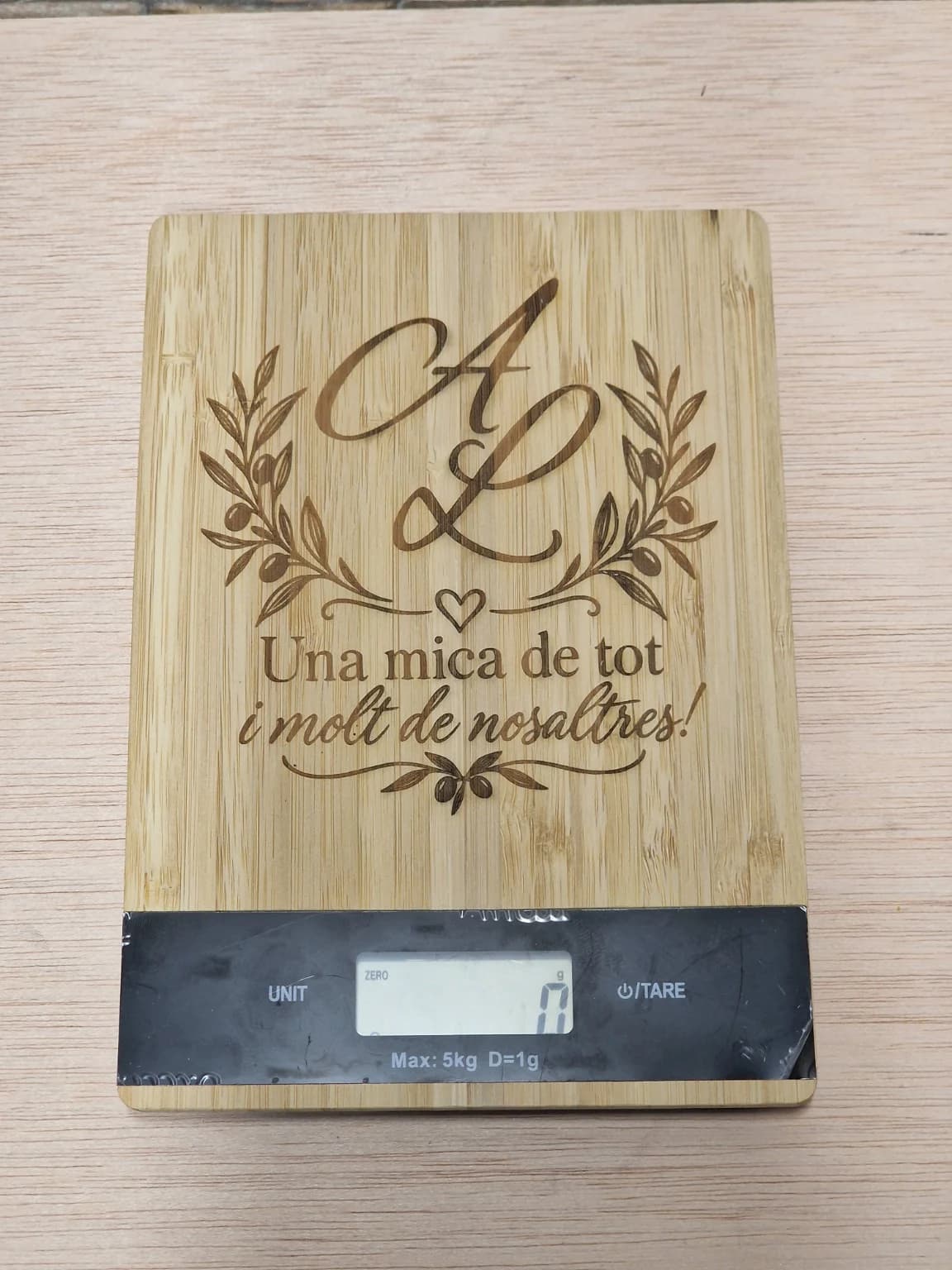 Báscula de cocina con superficie de bambú grabada
