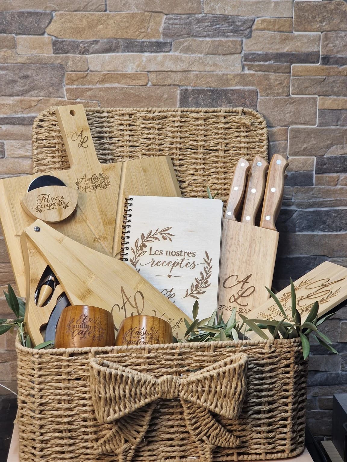 Cesta de fibras naturales con varios accesorios de cocina grabados para regalo