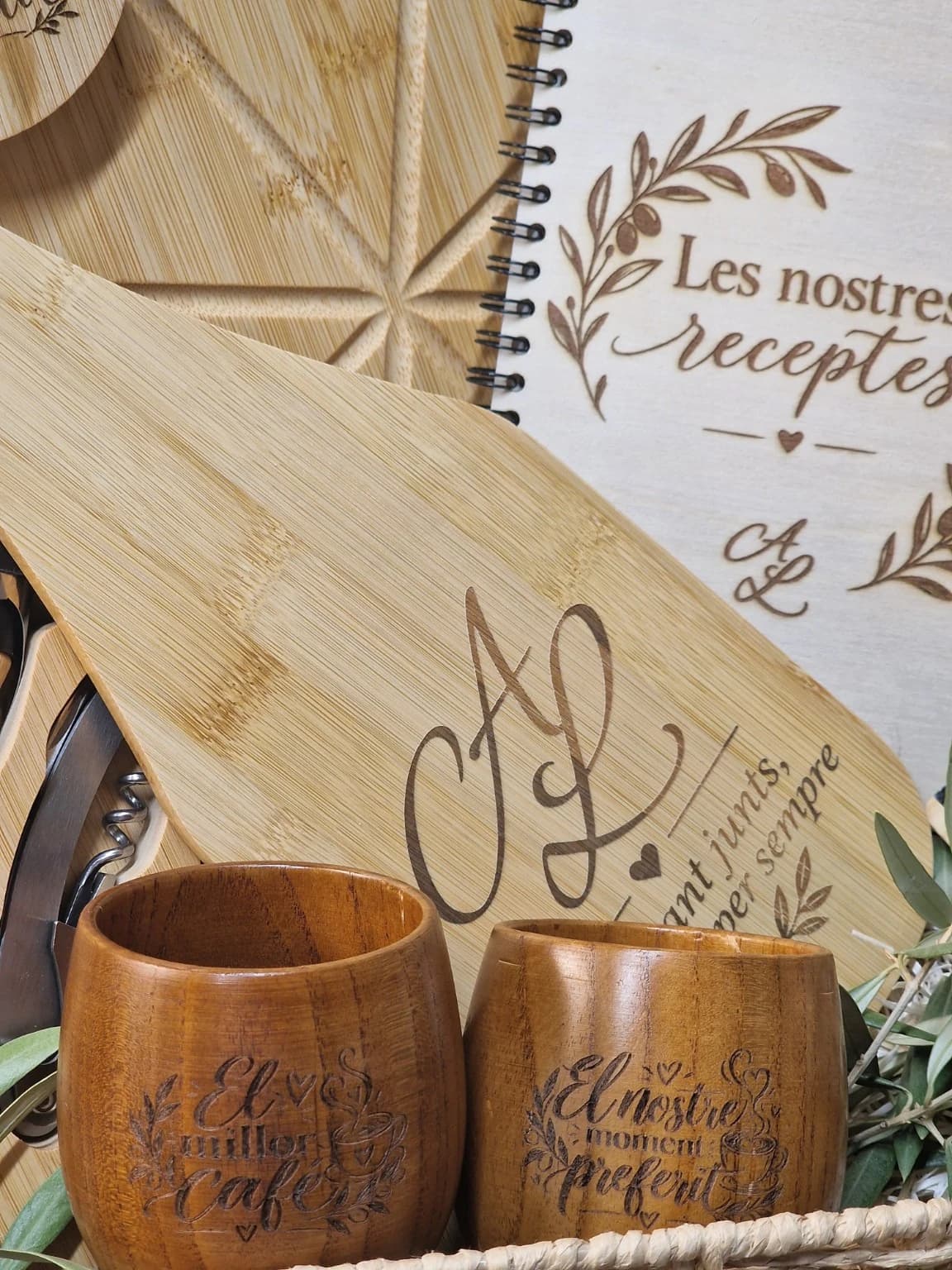 Dos tasses de café de fusta gravades dins de la cistella regal