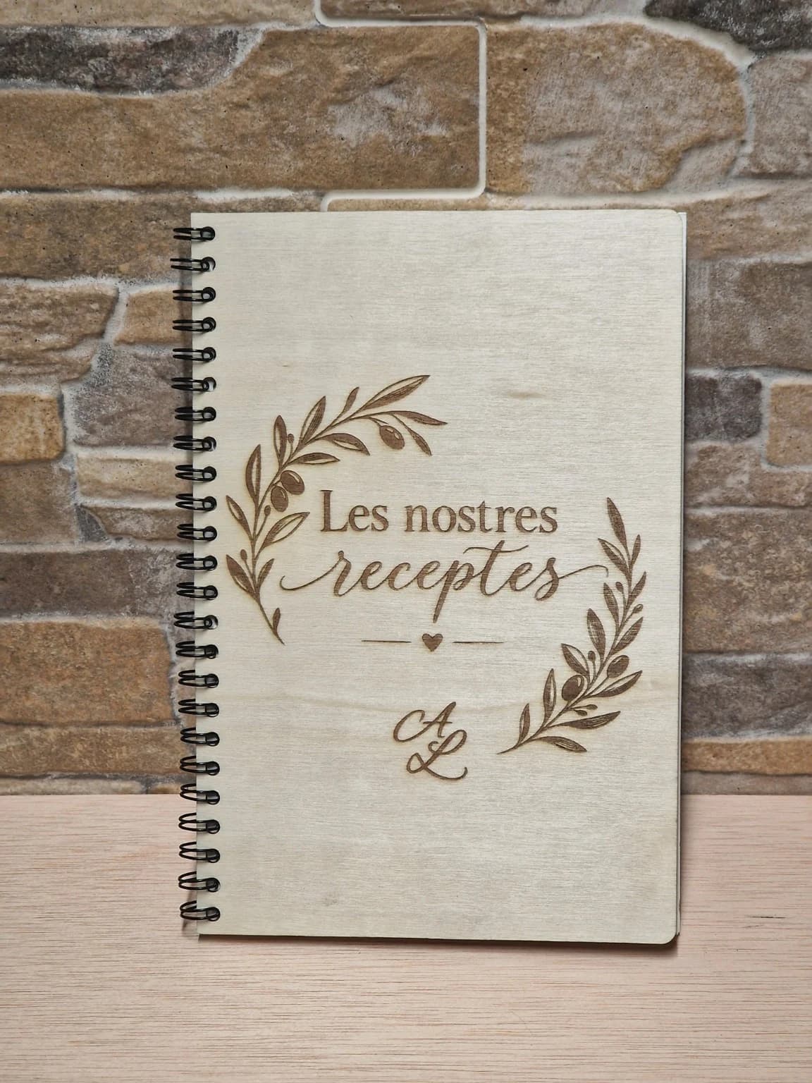 Libreta de recetas con tapas de madera y grabado de ramas de olivo