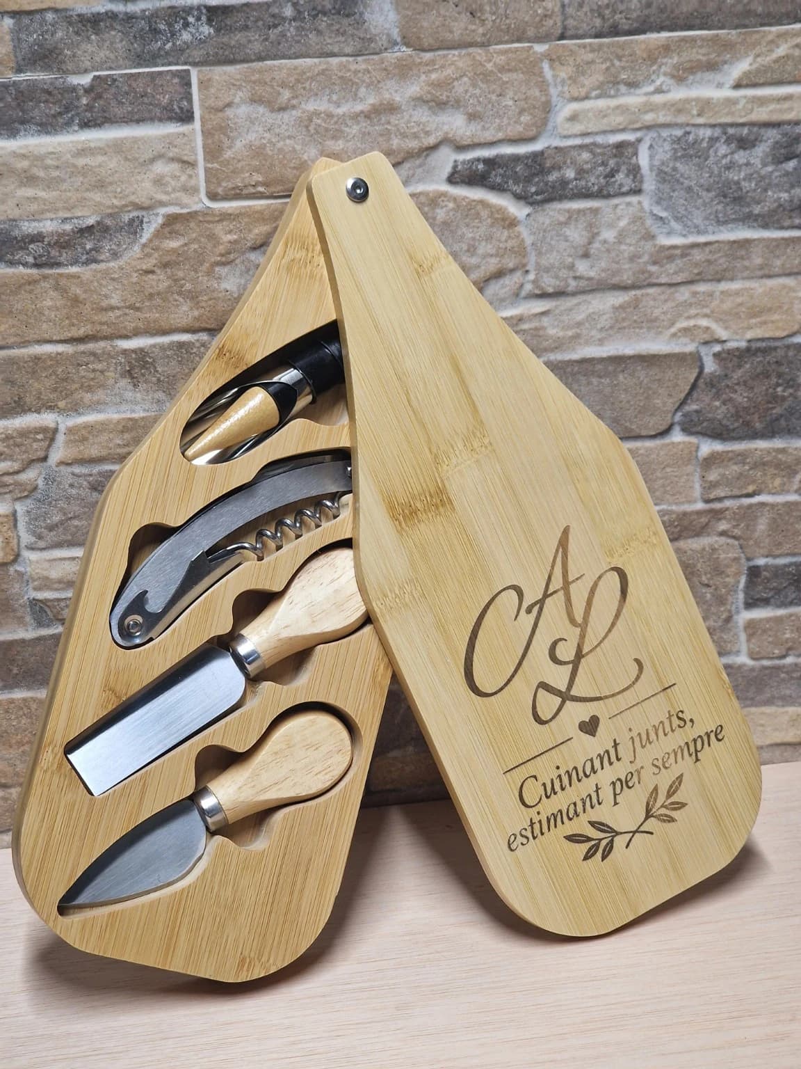 Set plegable de bambú con cuchillos para queso y accesorios para vino