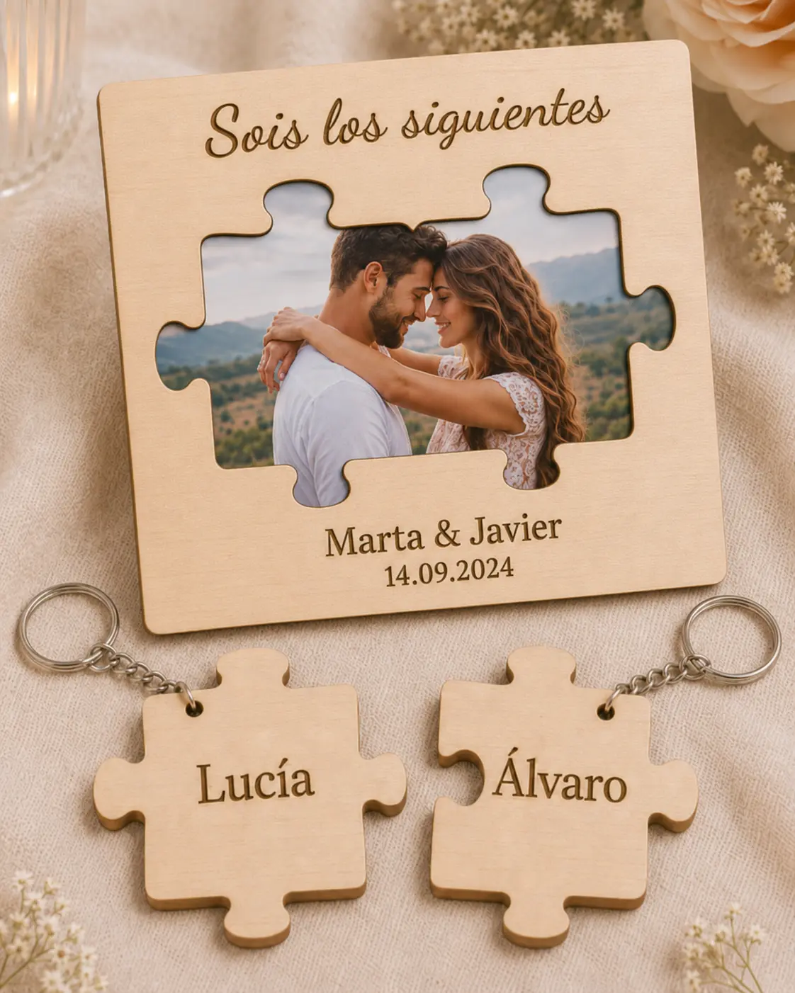 Marco de madera con foto en forma de puzzle y dos llaveros personalizados para los siguientes en casarse