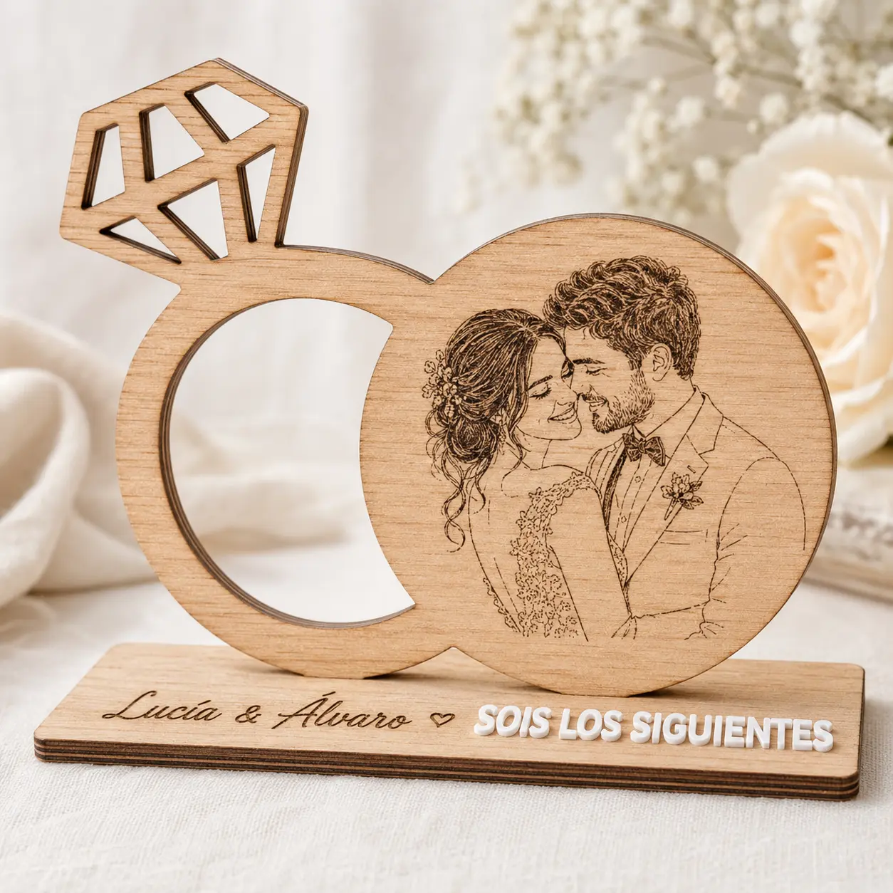 Marco de madera con silueta de anillo, retrato grabado y mensaje Sois los siguientes sobre una peana personalizada