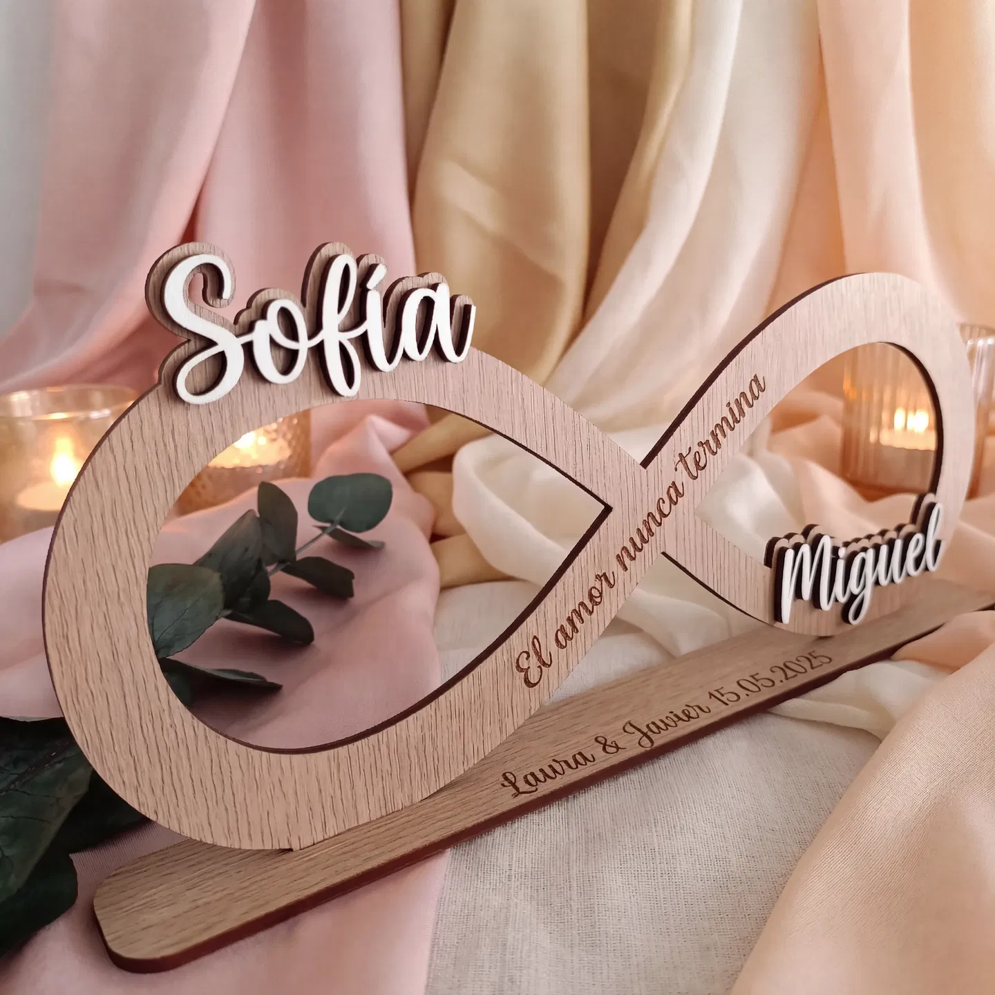 Símbolo de infinito de madera con nombres en relieve, dedicatoria grabada y peana para regalar a una pareja