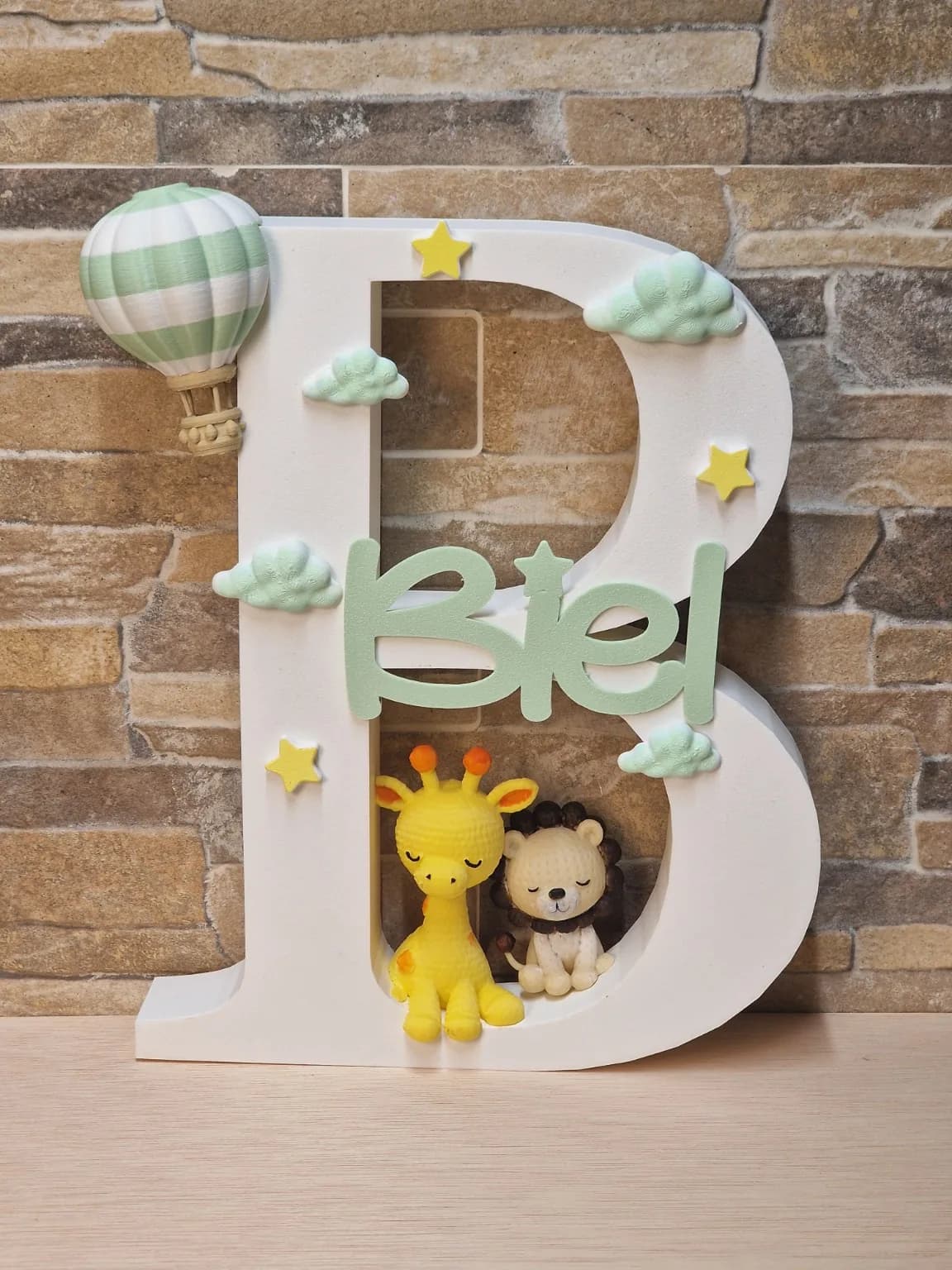 Letra B personalizada de Biel con nombre verde, globo, nubes, estrellas, jirafa y león
