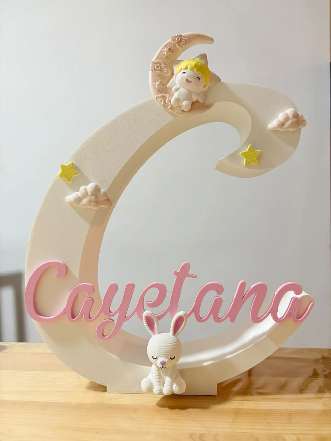 Letra C personalizada de Cayetana con nombre rosa, luna, conejo, nubes y estrellas