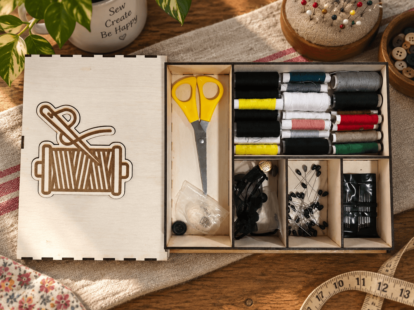 Kit de costura organizado en caja con compartimentos