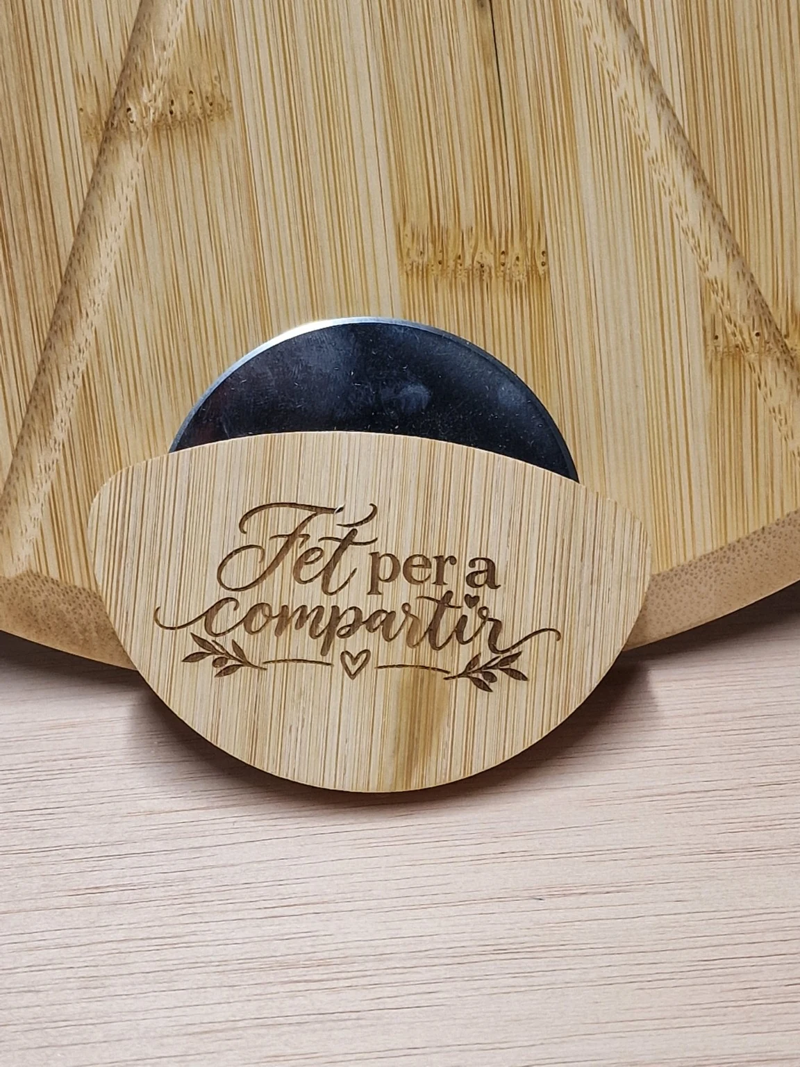 Tabla para pizza personalizada con cortador — foto 2