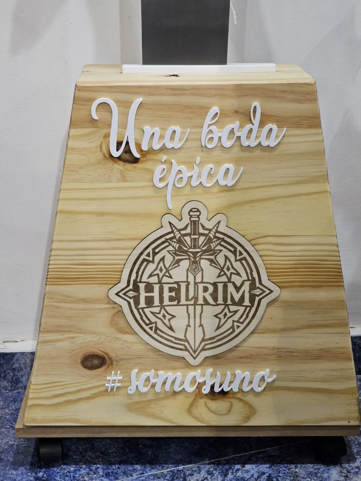 Soporte de espada de madera personalizado para boda temática — foto 3