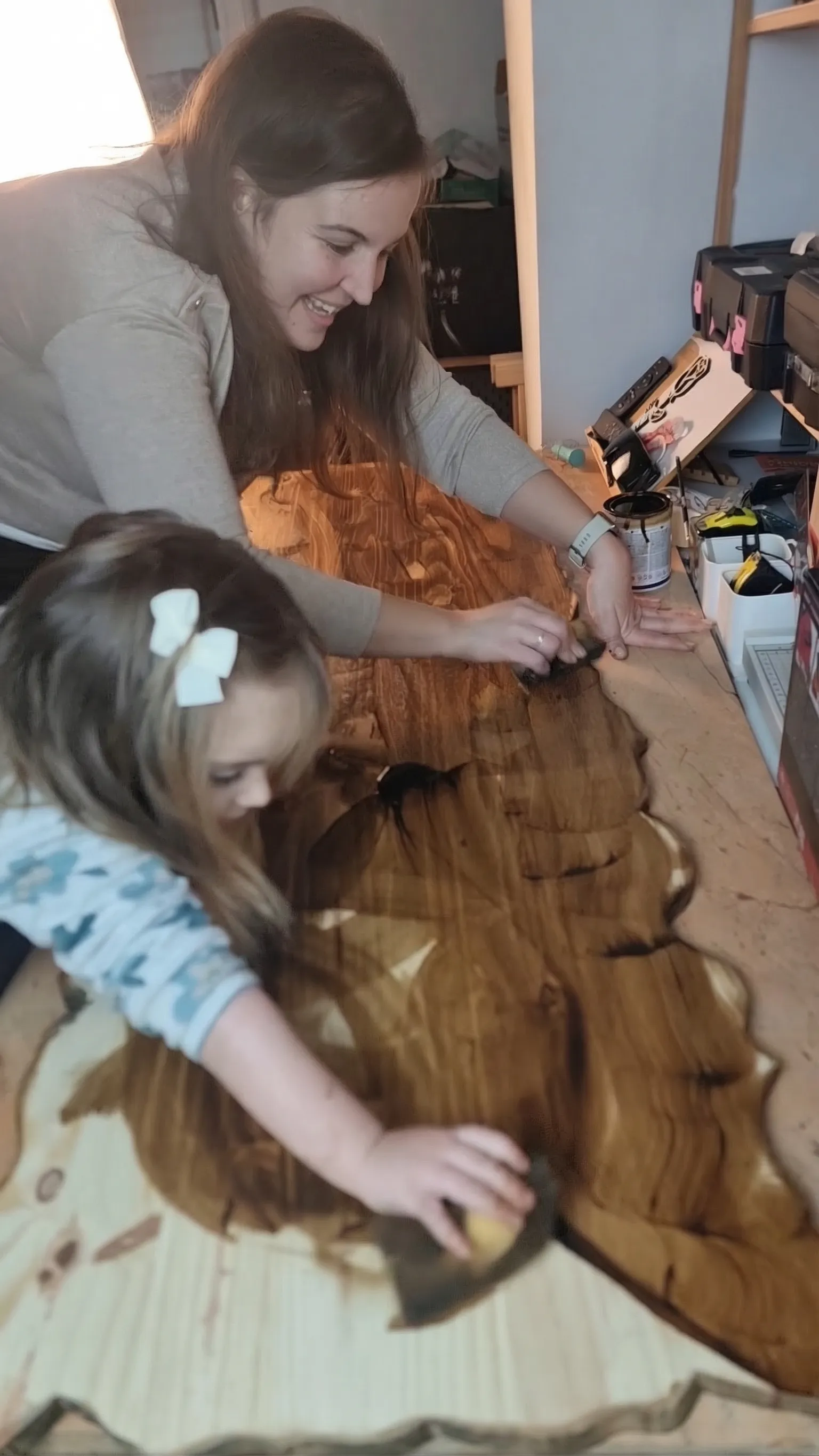 Mari y Emma trabajando juntas en una pieza de madera para MariArT